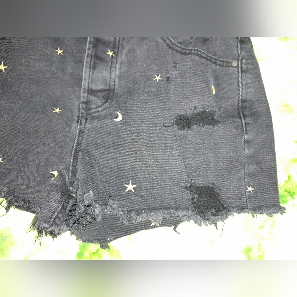 Shorts - Picture 5 of 6